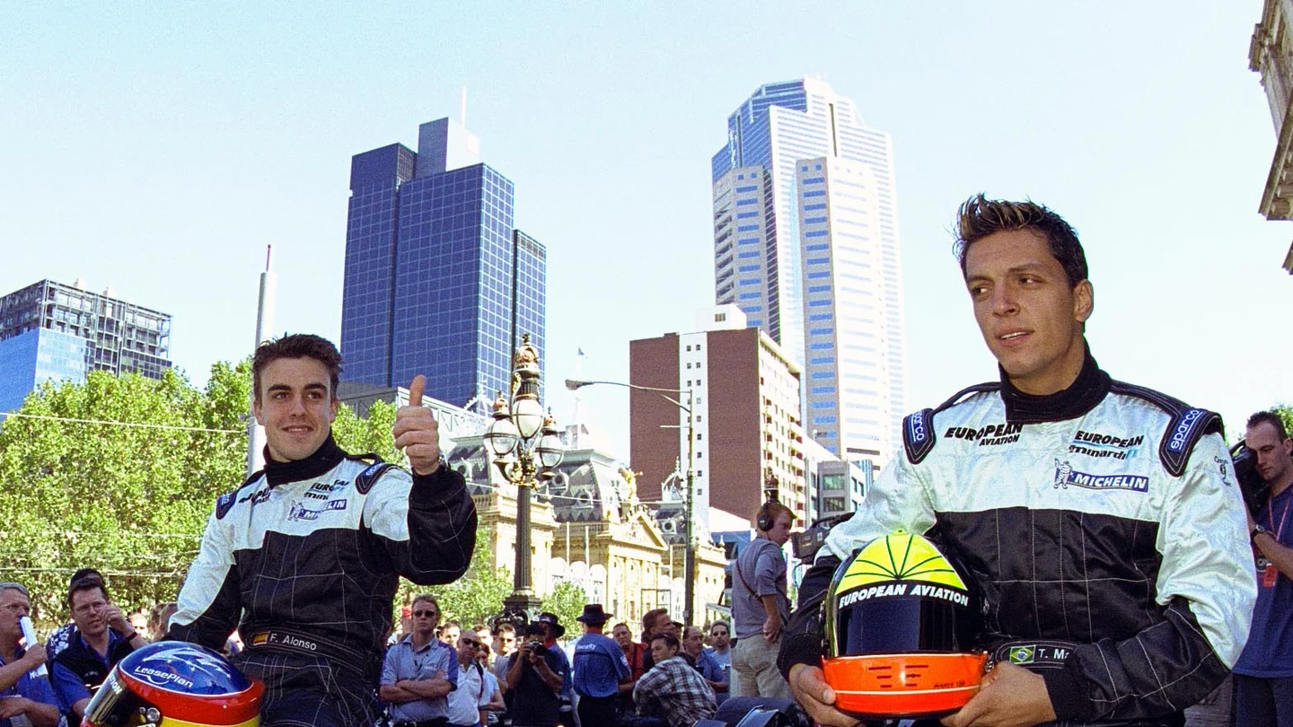 Tarso Marques y Fernando Alonso, posando con el Minardi PS01 Tarso Marques y Fernando Alonso, posando con el Minardi PS01