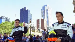 Tarso Marques y Fernando Alonso, posando con el Minardi PS01