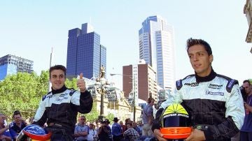 Tarso Marques y Fernando Alonso, posando con el Minardi PS01