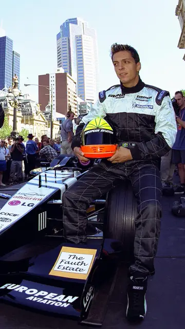 Tarso Marques y Fernando Alonso, posando con el Minardi PS01 Tarso Marques y Fernando Alonso, posando con el Minardi PS01