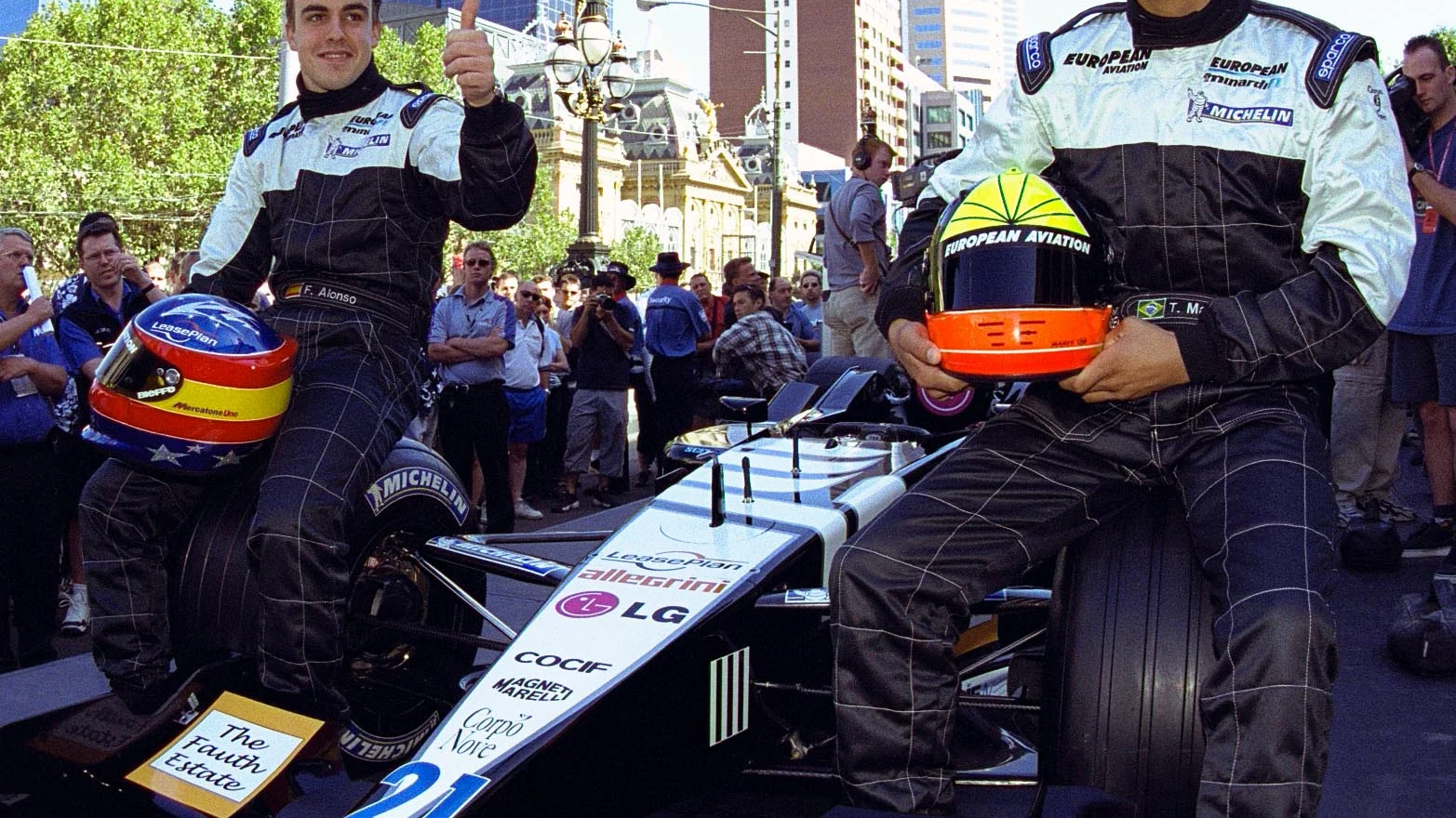 Tarso Marques y Fernando Alonso, posando con el Minardi PS01