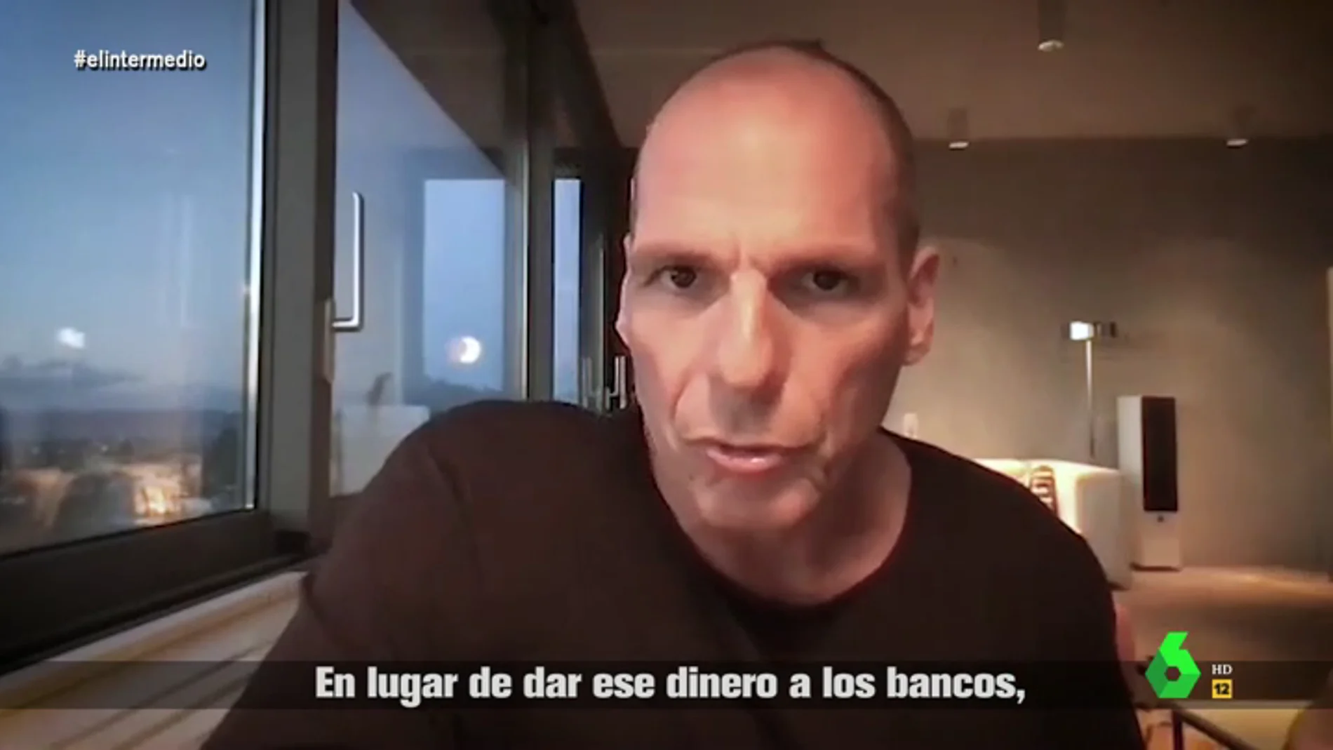 Las soluciones de Varoufakis a la crisis europea por el COVID-19: "¿Por qué no poner 2.000 euros en la cuenta corriente de cada ciudadano?"