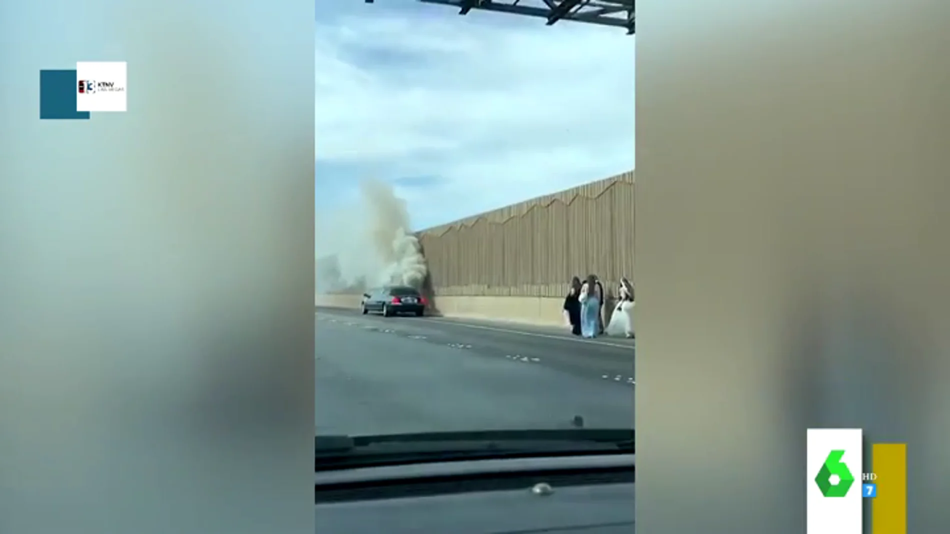 La surrealista imagen de una novia 'tirada' en la autopista mientras la limusina de su boda echa humo