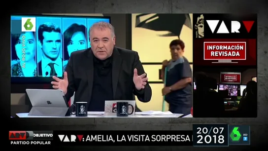 El momento en el que la señora de la limpieza se coló en el plató de Al Rojo Vivo en pleno directo El momento en el que la señora de la limpieza se coló en el plató de Al Rojo Vivo en pleno directo