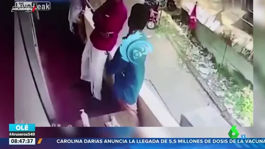 Un hombre se desmaya en un balcón y se precipita al vacío en China Un hombre se desmaya en un balcón y se precipita al vacío en China