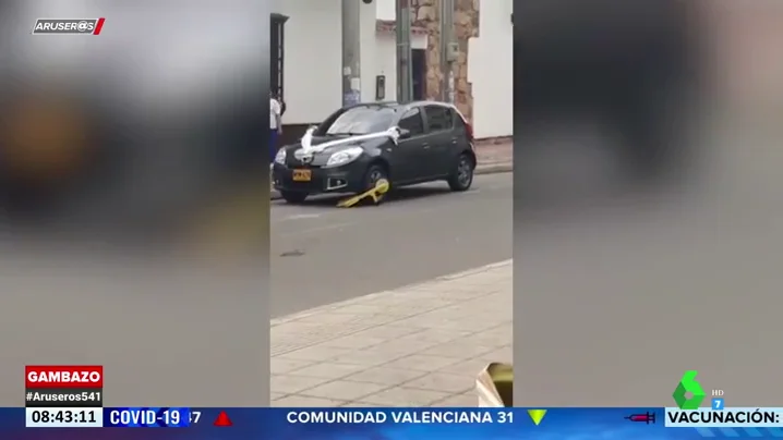 Inmovilizan el coche de los novios y de los invitados a una boda por aparcar mal en la puerta de la iglesia