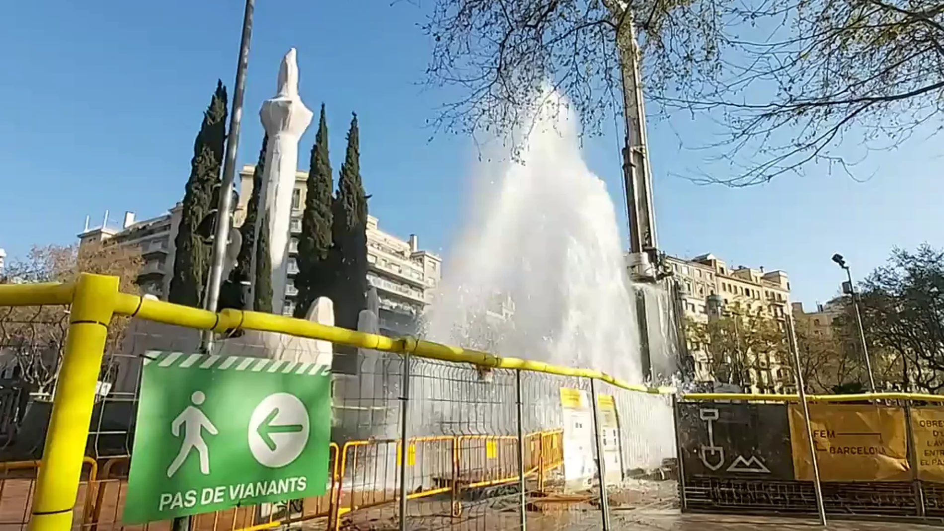 Espectacular fuga de agua en forma de géiser al perforar por error una tubería en Barcelona