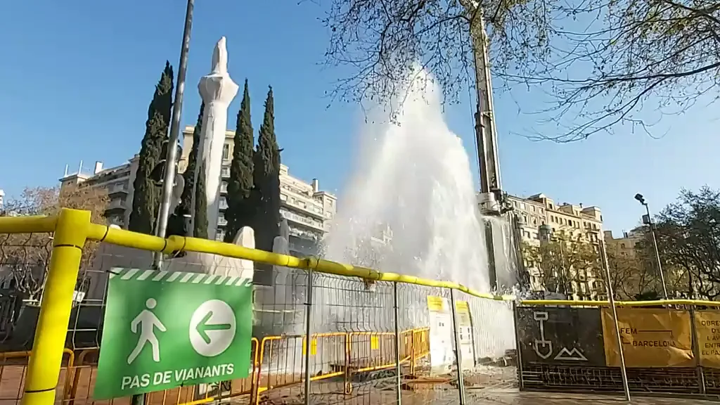 Espectacular fuga de agua en forma de géiser al perforar por error una tubería en Barcelona Espectacular fuga de agua en forma de géiser al perforar por error una tubería en Barcelona