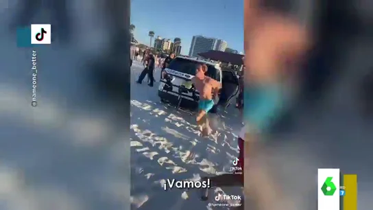 La surrealista huida de un detenido en plena playa esposado y descalzo La surrealista huida de un detenido en plena playa esposado y descalzo