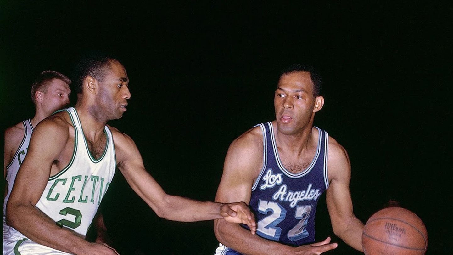 Elgin Baylor, en un partido frente a Boston Celtics Elgin Baylor, en un partido frente a Boston Celtics