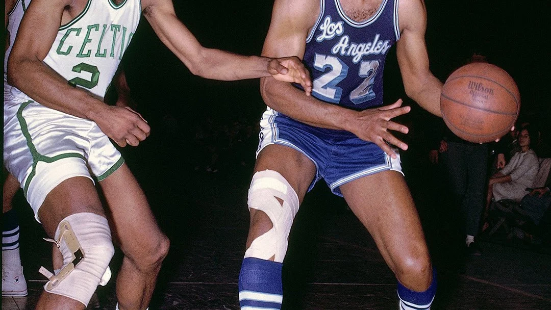 Elgin Baylor, en un partido frente a Boston Celtics