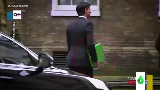 El extraño cambio de color de la carpeta del ministro de finanzas británico en apenas segundos El extraño cambio de color de la carpeta del ministro de finanzas británico en apenas segundos