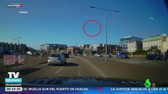 Graban un meteorito atravesando el cielo del norte de Francia a plena luz Graban un meteorito atravesando el cielo del norte de Francia a plena luz