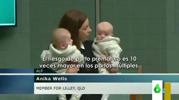 La reivindicación de una política sobre los partos múltiples en el Parlamento con dos bebés en brazos