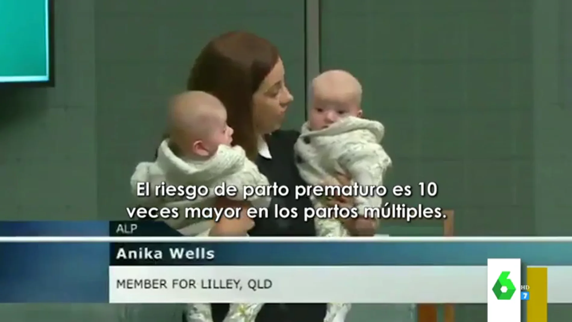 La reivindicación de una política sobre los partos múltiples en el Parlamento con dos bebés en brazos