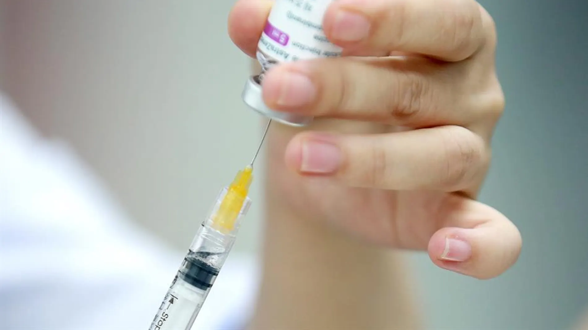 Una sanitaria preparando una dosis de la vacuna contra el coronavirus