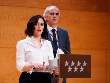 Ayuso y el Consejero Ruiz-Escudero, en la rueda de prensa posterio al Consejo de Gobierno.