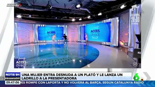 Una mujer irrumpe desnuda en un plató de televisión y lanza un ladrillo a la presentadora Una mujer irrumpe desnuda en un plató de televisión y lanza un ladrillo a la presentadora