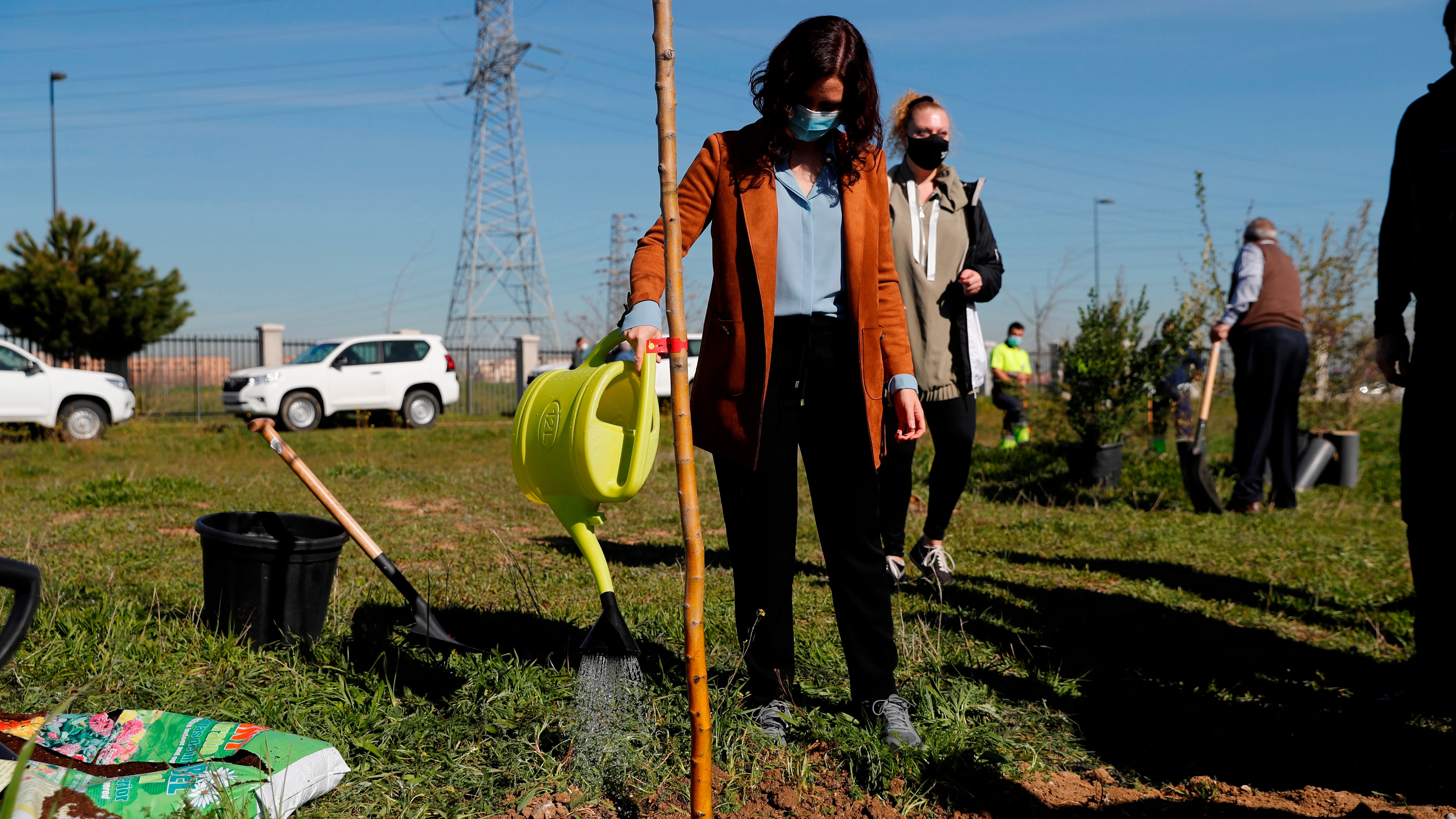 La presidenta de la Comunidad de Madrid, Isabel Díaz Ayuso, participa este martes en Getafe en las tareas de reforestación dirigidas a paliar la pérdida de arbolado a causa de la borrasca Filomena.