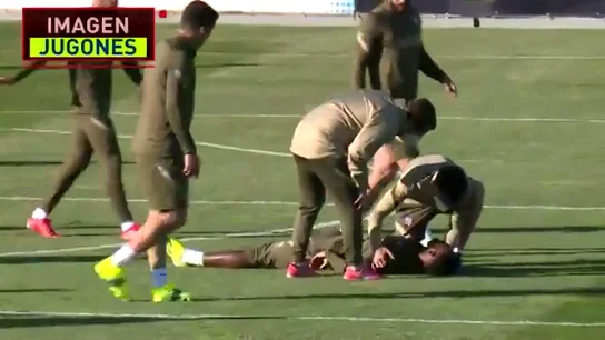 Dembélé da el susto en el entrenamiento del Atleti: se desmayó y fue atendido por una ambulancia Dembélé da el susto en el entrenamiento del Atleti: se desmayó y fue atendido por una ambulancia