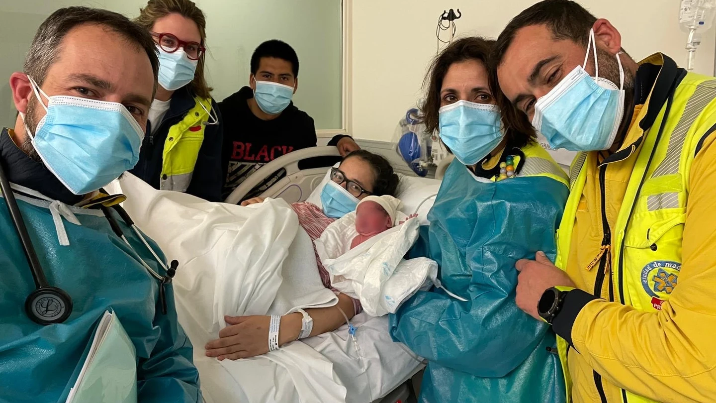 La madre y el bebé tras dar a luz La madre y el bebé tras dar a luz