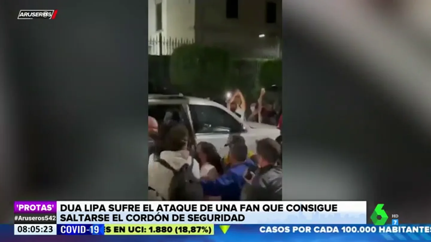 Una fan de Dua Lipa se salta el cordón de seguridad y se abalanza sobre ella en México Una fan de Dua Lipa se salta el cordón de seguridad y se abalanza sobre ella en México