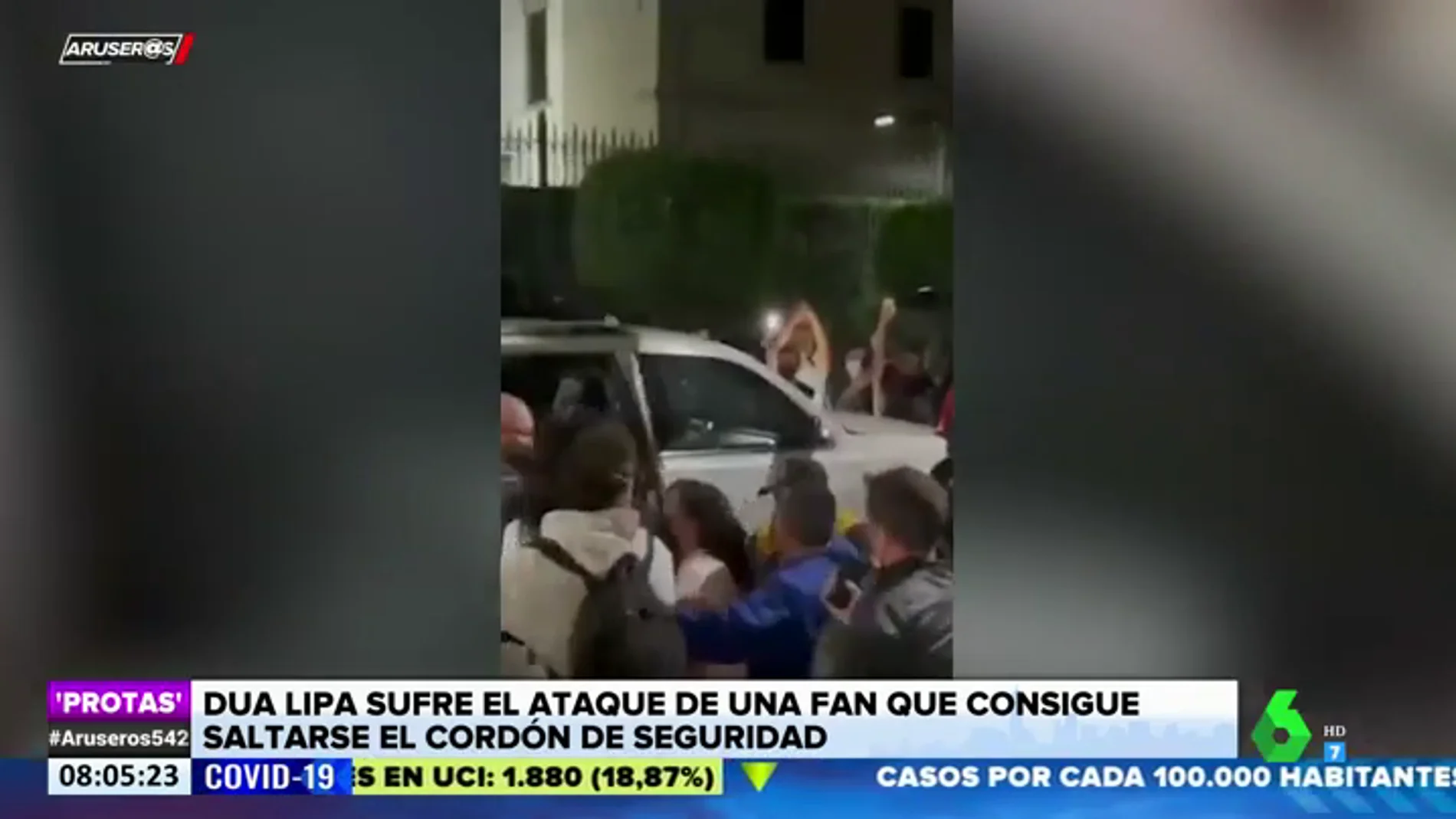 Una fan de Dua Lipa se salta el cordón de seguridad y se abalanza sobre ella en México