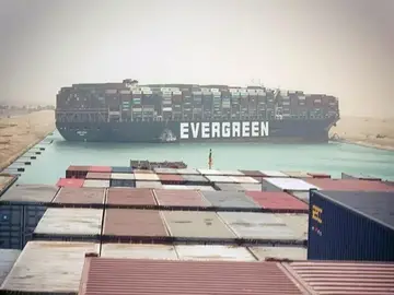 Un buque bloquea el Canal de Suez Un buque bloquea el Canal de Suez