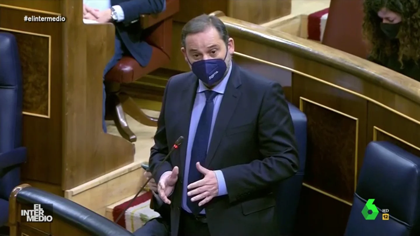Vídeo manipulado - Ábalos sorprende al Congreso con su 'impactante' anécdota en la selva: "Cogí una bolita de chicle y se la tiré a un león" Vídeo manipulado - Ábalos sorprende al Congreso con su 'impactante' anécdota en la selva: "Cogí una bolita de chicle y se la tiré a un león"