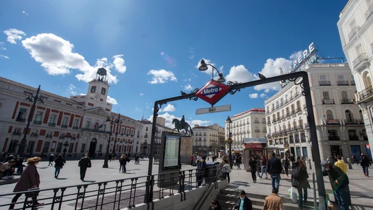 Ciudadanos caminan por la Puerta del Sol, en Madrid Ciudadanos caminan por la Puerta del Sol, en Madrid