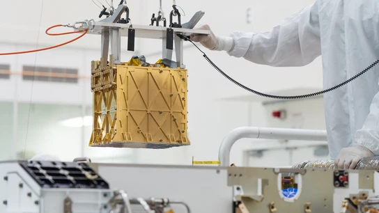 Así es MOXIE, el aparato que comprobará si podemos vivir en Marte Un técnico de la NASA manipula el MOXIE que lleva instalado el rover Perseverance