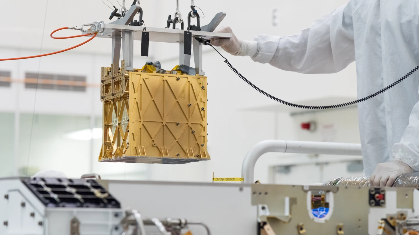 Así es MOXIE, el aparato que comprobará si podemos vivir en Marte Un técnico de la NASA manipula el MOXIE que lleva instalado el rover Perseverance