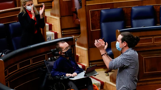 El aplauso a Pablo Iglesias en su despedida del Congreso para presentarse a las elecciones madrileñas. El aplauso a Pablo Iglesias en su despedida del Congreso para presentarse a las elecciones madrileñas.