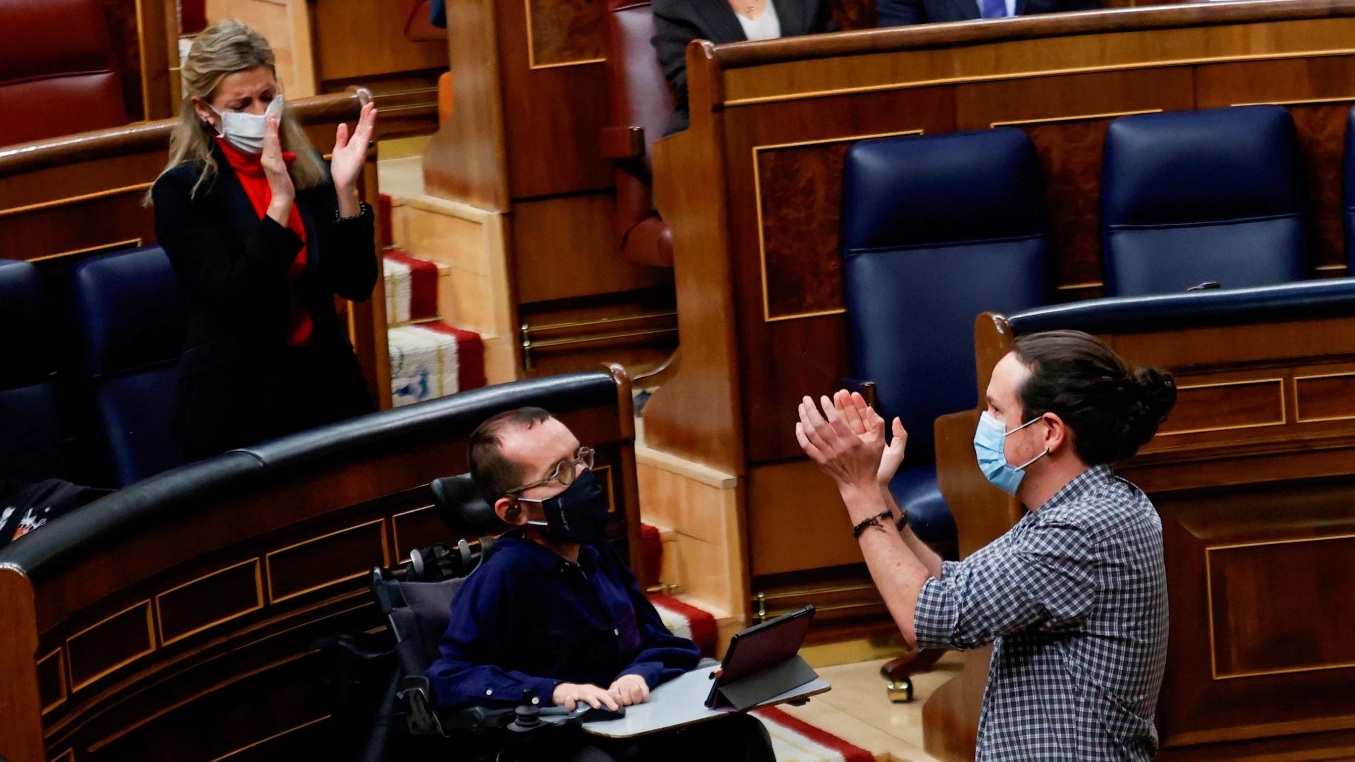 El aplauso a Pablo Iglesias en su despedida del Congreso para presentarse a las elecciones madrileñas.