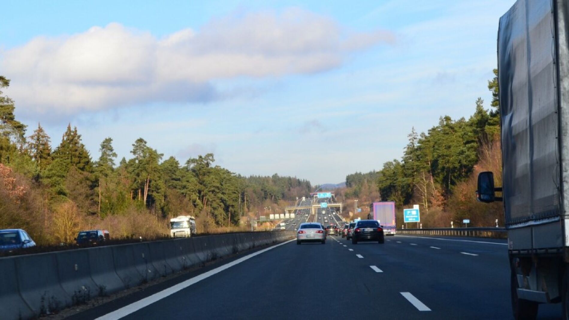 Carretera con coches