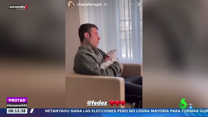 El cantante Fedez rompe a llorar al conocer a su primera hija con Chiara Ferragni