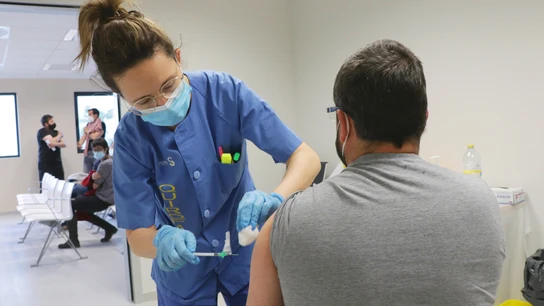 Sanitario de CLM vacuna con Astrazeneca Sanitario de CLM vacuna con Astrazeneca