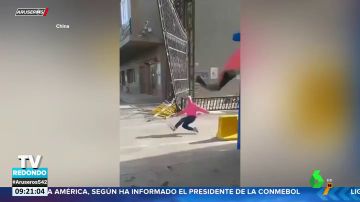 Una joven sale volando por las fuertes rachas de viento en China