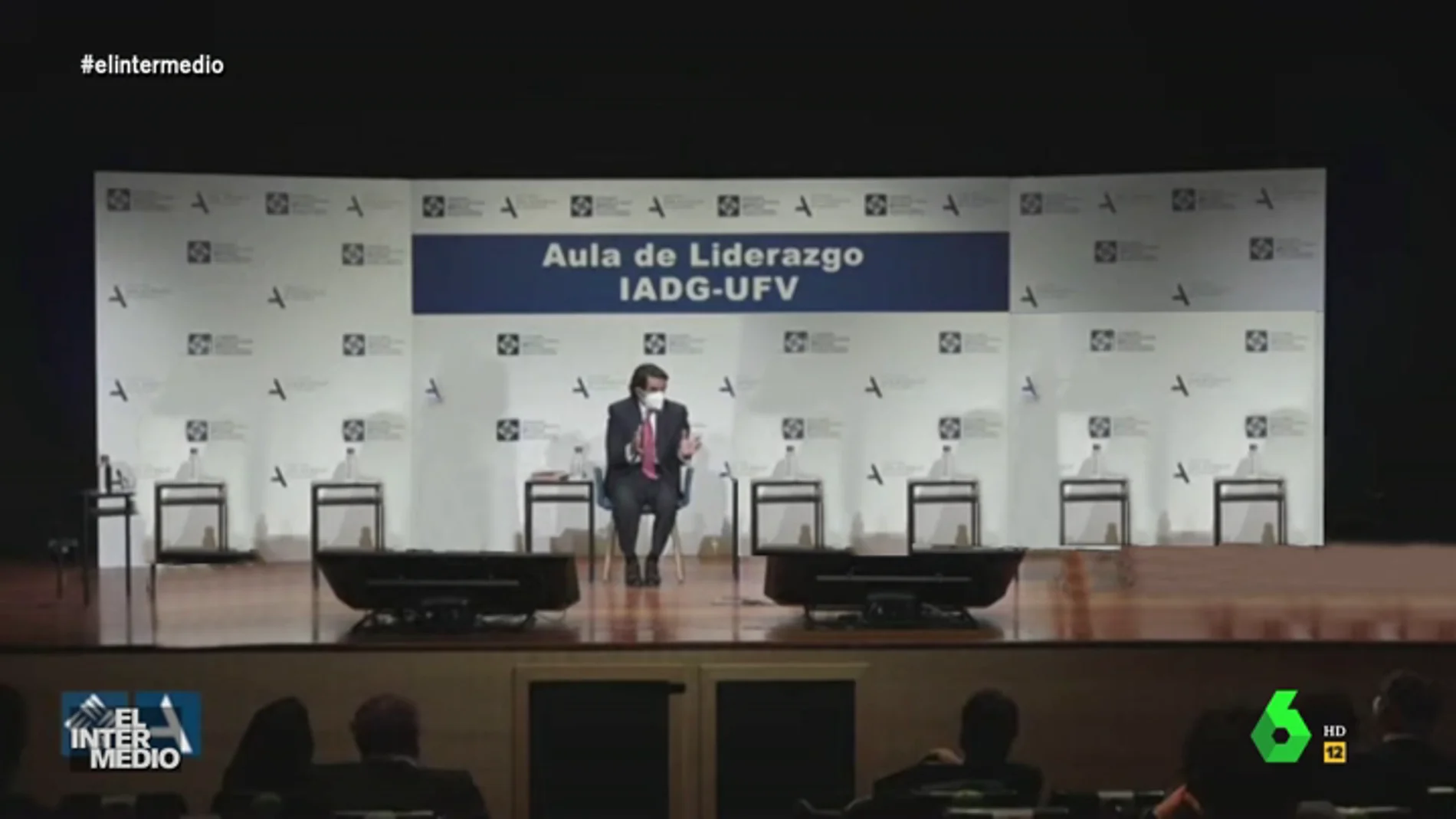 Vídeo manipulado - Aznar sorprende hablando solo en un acto público
