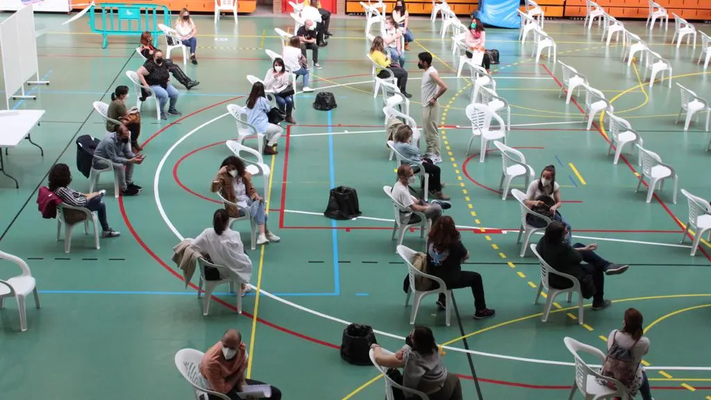 Comienza la vacunación de docentes en el Pabellón Ferial. 