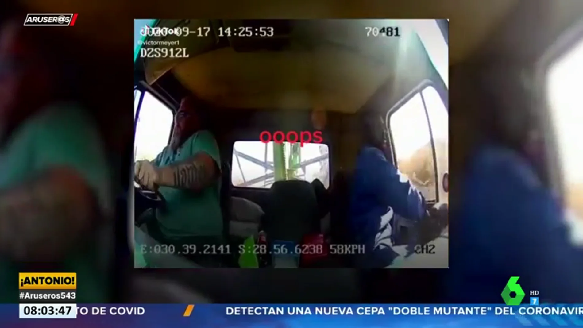 El copiloto de un camión salta por la ventana en marcha justo antes de chocar