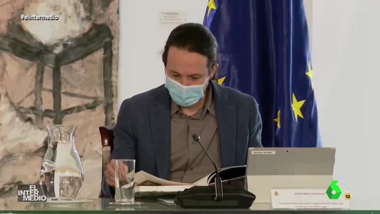 Vídeo Manipulado - Pablo Iglesias simula leer un libro pero este tiene las hojas en blanco Vídeo Manipulado - Pablo Iglesias simula leer un libro pero este tiene las hojas en blanco