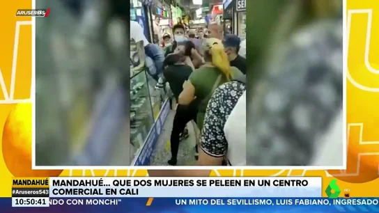 Brutal pelea entre dos mujeres en un centro comercial de Cali (Colombia) Brutal pelea entre dos mujeres en un centro comercial de Cali (Colombia)