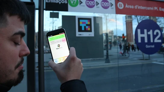 Código Navilens en una parada de bus de Barcelona Código Navilens en una parada de bus de Barcelona