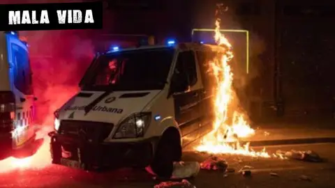Furgón de la Guardia Urbana incendiado Furgón de la Guardia Urbana incendiado