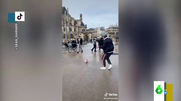 ¿Cómo reaccionarías si un desconocido te pasara un balón en plena calle? El divertido reto de un tiktoker francés