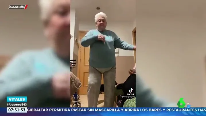 "Quítate tú que llegó la caballota": el baile viral de una abuela en Tik Tok