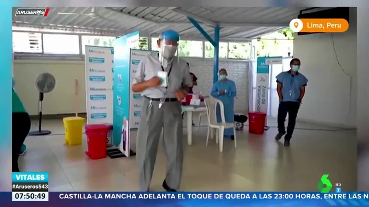 Un anciano de 85 años se arranca a bailar tras recibir la vacuna contra el coronavirus