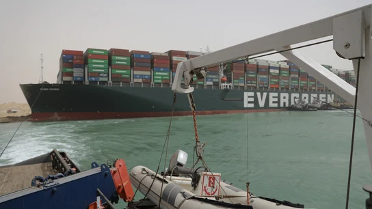 El buque atravesado en el Canal de Suez El buque atravesado en el Canal de Suez