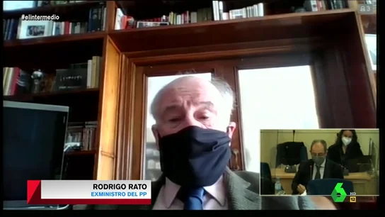 El "look de incógnito" de Rato para declarar en el juicio por la 'Caja B': "Eso no es una mascarilla, es un fular FFP2" El "look de incógnito" de Rato para declarar en el juicio por la 'Caja B': "Eso no es una mascarilla, es un fular FFP2"